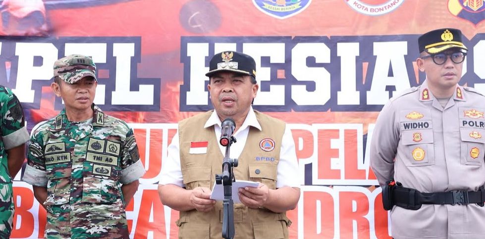 BERI ARAHAN: Wakil Wali Kota Bontang Agus Haris menghadiri apel kesiapsiagaan dan simulasi penanggulangan bencana hidrometeorologi di Pulau Beras Basah. FOTO: ADIEL KUNDHARA/KP
