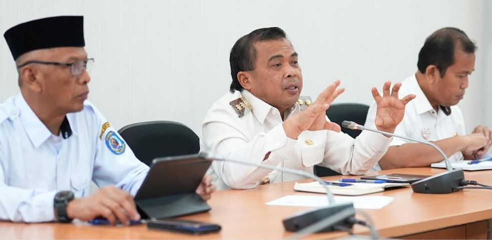 PIMPIN RAPAT: Wakil Wali Kota Bontang Agus Haris memberikan pengarahan terkait pola penekanan angka pengangguran di Kota Bontang. FOTO: ADIEL KUNDHARA/KP