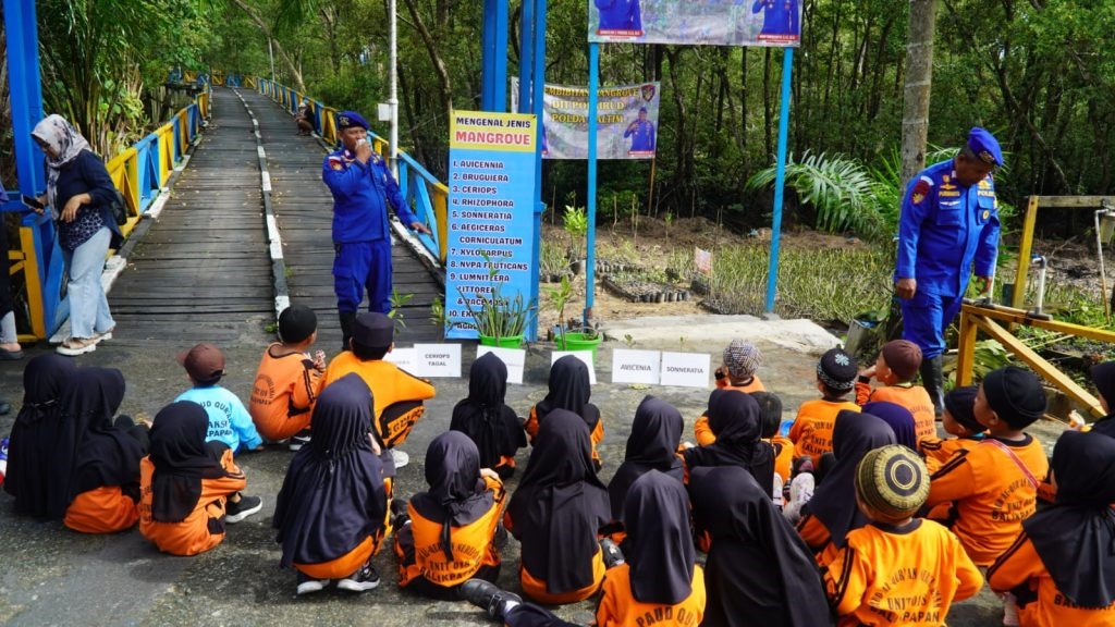 EDUKASI: Murid PAUD Al-Quran Nurul Aman, Balikpapan Utara, mendapatkan edukasi seputar mangrove dan tugas kepolisian.