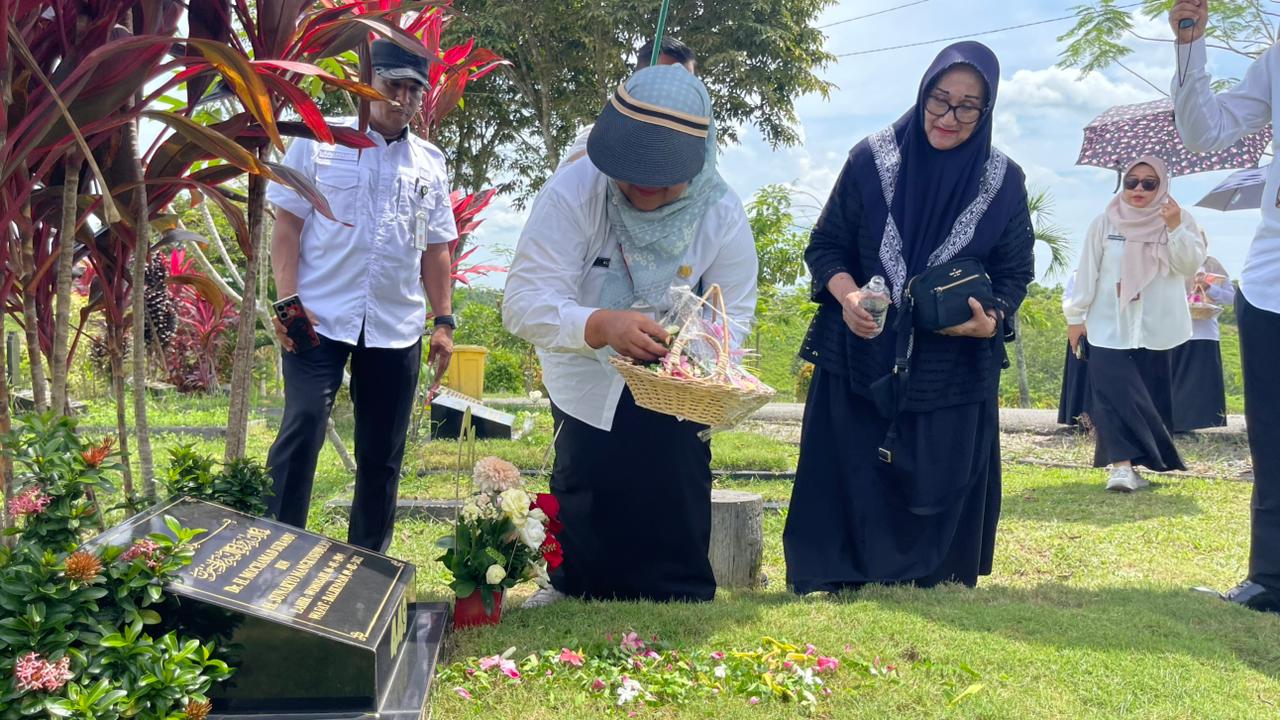 JANGAN DILUPAKAN: Kepala Dinas Kesehatan Alwiati didampingi para staf serta Kepala BKK Kelas I Balikpapan, Bangun Cahyo Utomo berziarah ke makam tenaga kesehatan yang gugur saat pandemi Covid-19