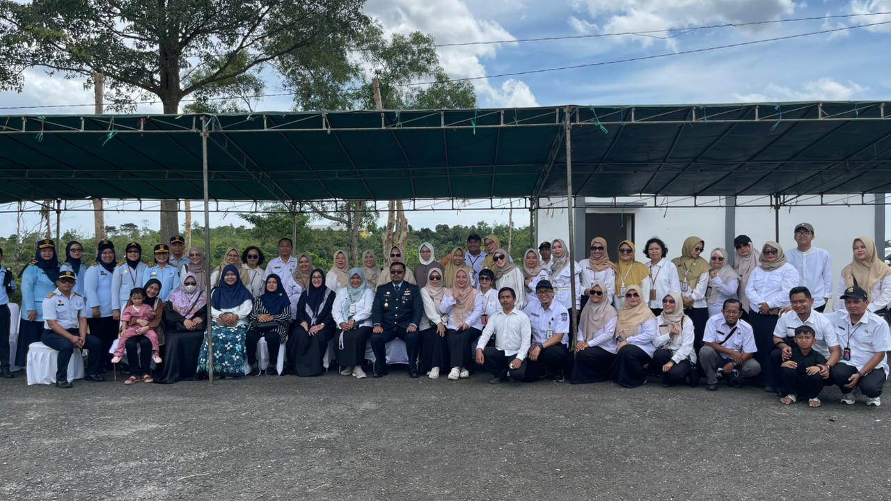 SALING MENGUATKAN: Rombongan Dinas Kesehatan mengabadikan momen usai berziarah ke makam, bersama para keluarga tenaga kesehatan pejuang Covid-19.