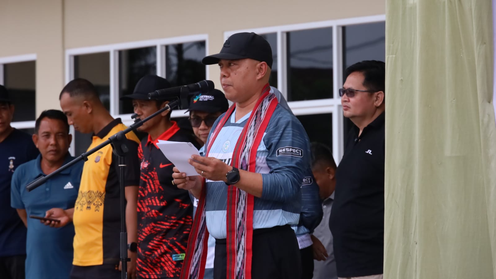 Asisten I Akhmad Taufik Hidayat membacakan sambutan Menteri Kesehatan pada apel peringatan HKN ke-61 di RSUD Dayaku Raja, Kota Bangun.  &nbsp;