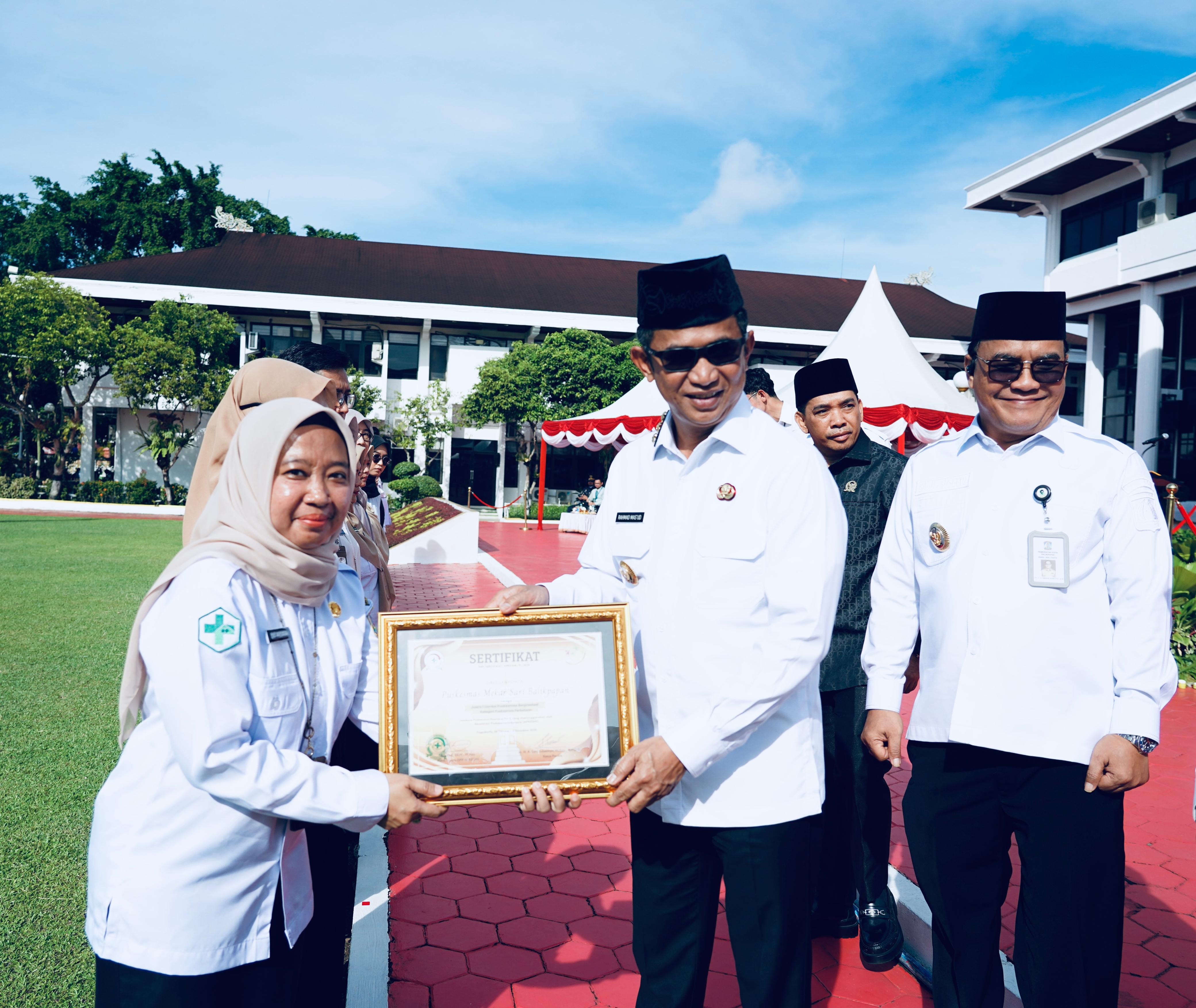 Wali Kota Balikpapan Rahmad Mas&rsquo;ud menyerahkan piagam penghargaan kepada Kepala UPTD Puskesmas Mekar Sari, drg Lily Anggraini, pada peringatan Hari Kesehatan Nasional di Balai Kota.