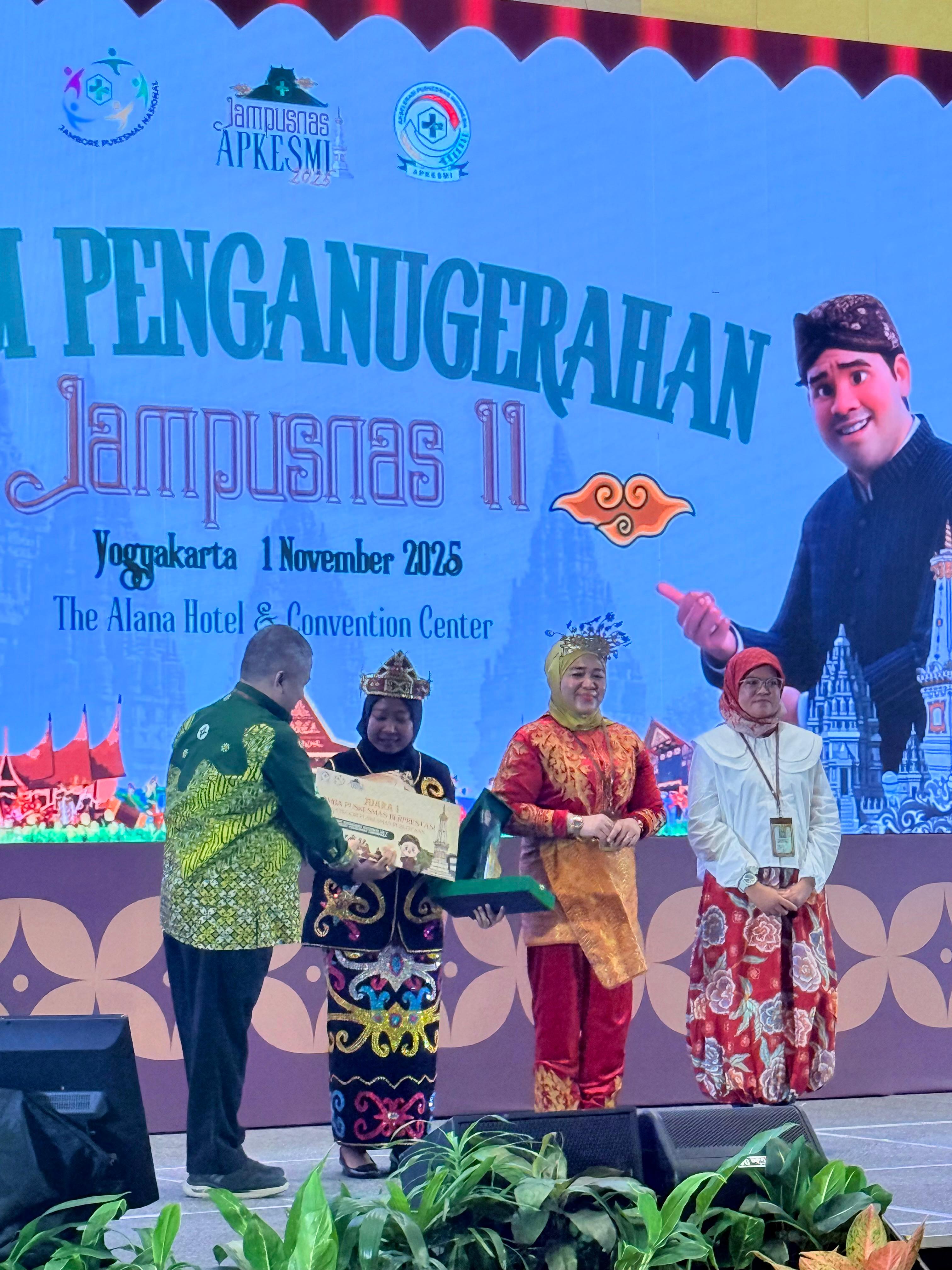 Ketua Jampusnas II menyerahkan penghargaan Puskesmas Berprestasi Terbaik se-Indonesia kepada drg Lily Anggraini yang hadir bersama tim terbaiknya.