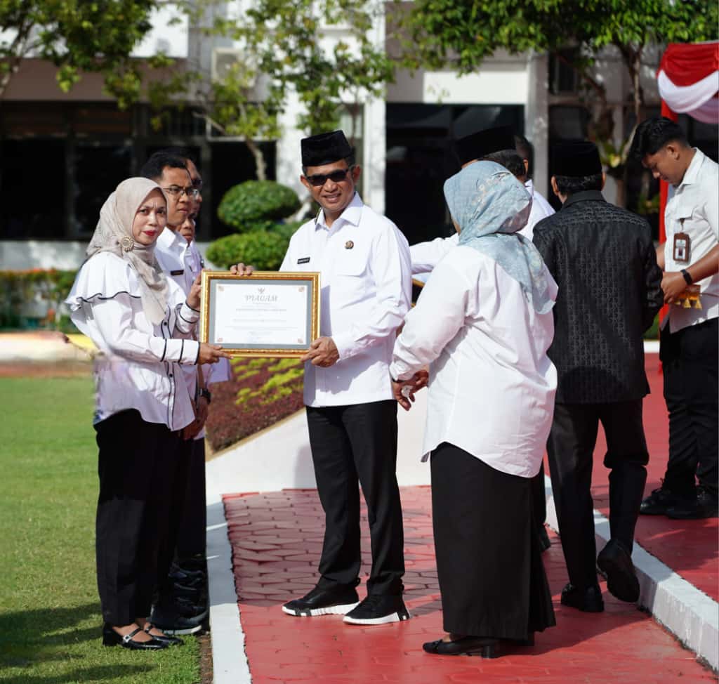 APRESIASI: Kepala UPTD Puskesmas Gunung Sari Ulu drg. Niken Giri Wardhani menerima apresiasi dari Wali Kota Balikpapan Rahmad Mas&rsquo;ud yang bertepatan dengan Hari Kesehatan Nasional 2025.