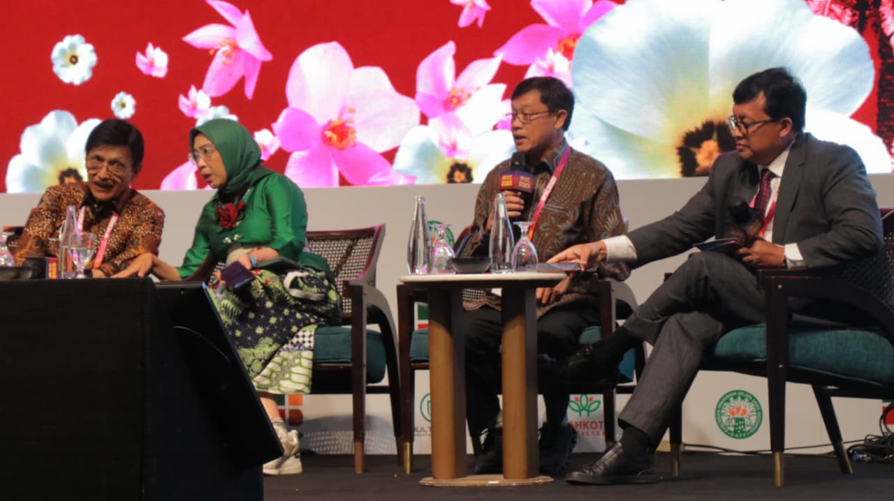 Eniya Listiyani Dewi (jilbab hijau) saat menjadi pembicara di IPOC 2025. (FOTO MIFTA/RADAR BALI)