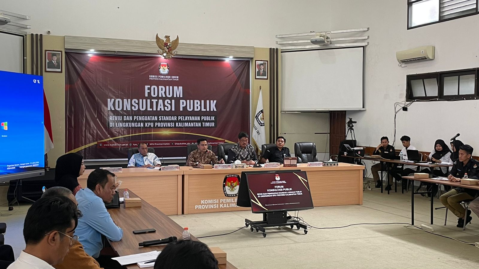 KPU Kaltim menggelar konsultasi publik untuk mengukur kualitas layanan publik mereka, Rabu (12/11/2025). (Bayu/KP)