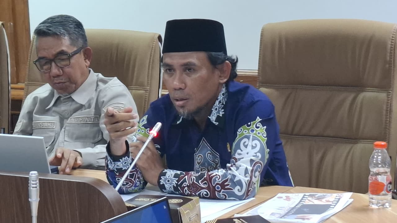 RAPAT: Ketua DRPD Kutim, Jimmi saat rapat pembahasan dugaan pelanggaran normatif ketenagakerjaan PT PAMA di Ruang Arau Kantor Bupati Kutim, Kamis (13/11/2025).