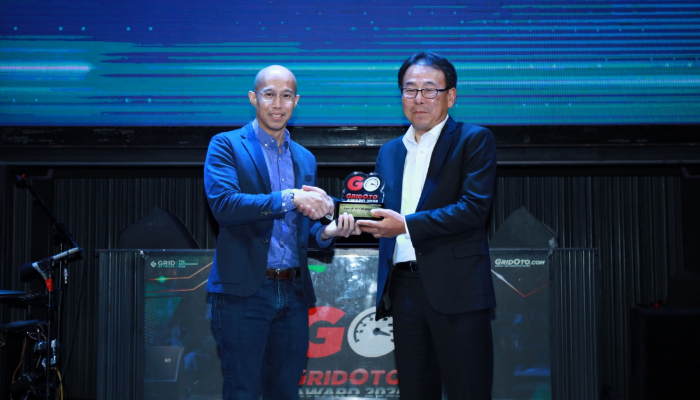 President Director PT MMKSI, Atsushi Kurita (kanan), menerima penghargaan Car of The Year 2025 dalam ajang Gridoto Award di Jakarta, Selasa (11/11/25).