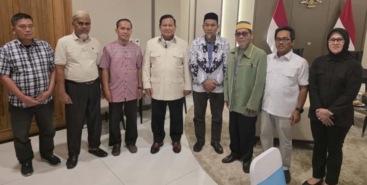 Presiden Republik Indonesia Prabowo Subianto berpose bersama Rasnal dan Abdul Muis, usai menyerahkan surat keputusan rehabilitasi di Lanud Halim Perdanakusuma, Jakarta, Kamis (13/11/2025). (FOTO: IST