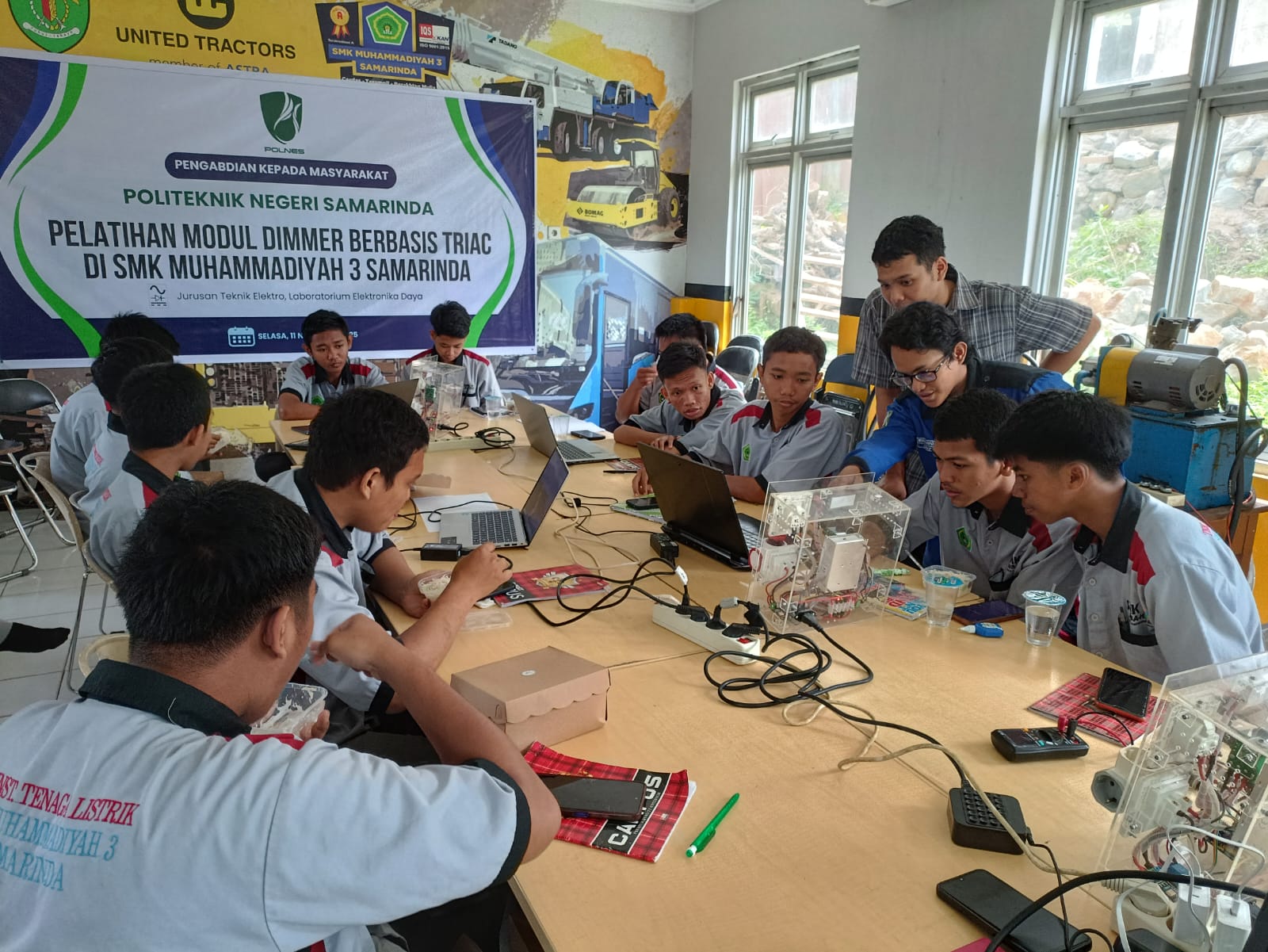 Pelatihan modul dimmer berbasis TRIAC di SMK Muhammadiyah 3 Samarinda.