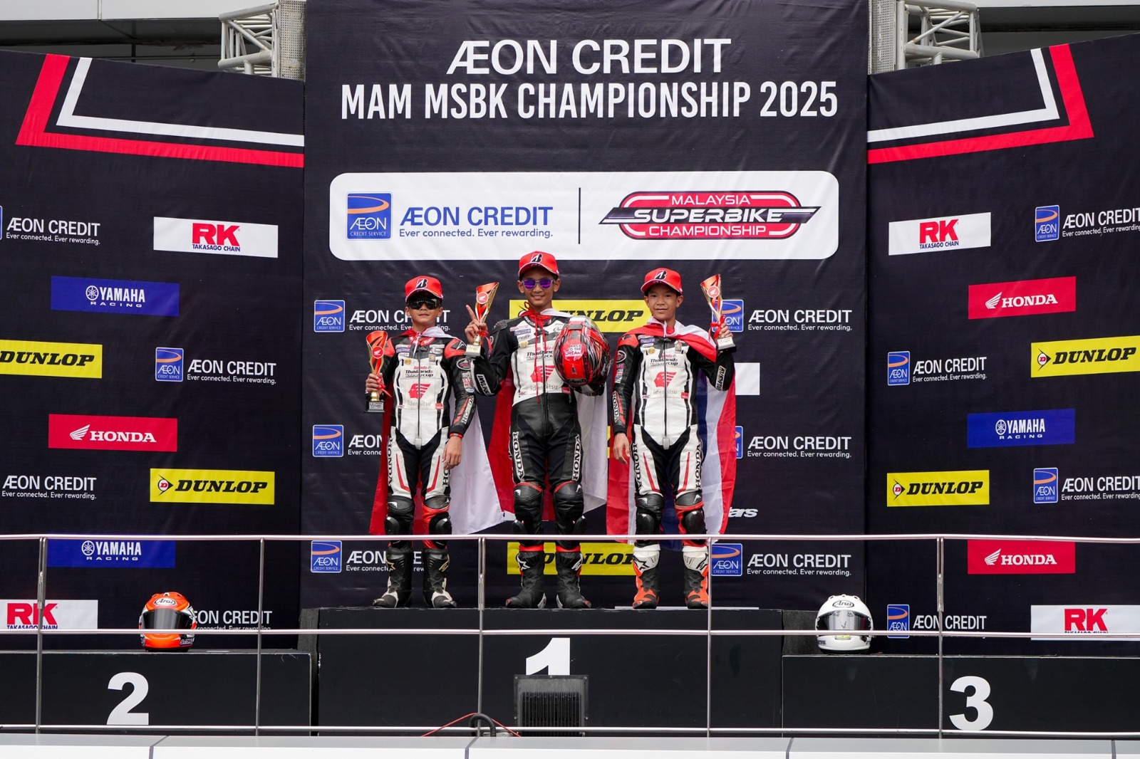 Bintang Pranata Sukma (tengah) dan Abimanyu Bintang Fermadi (kiri) raih podium ganda pada Race 2 TTC 2025 Round 5, Sepang, Malaysia (9/11).