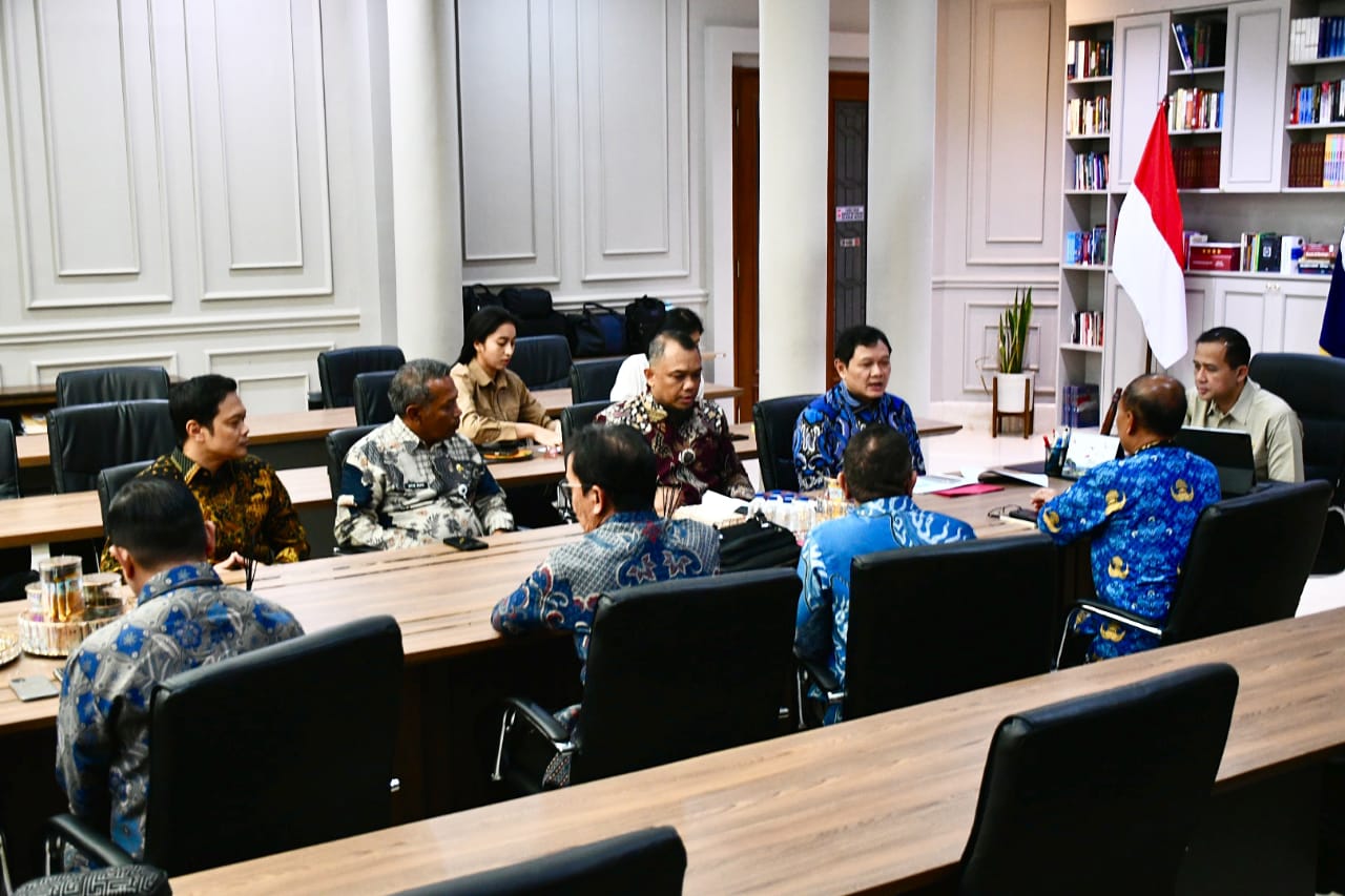 AUDIENSI: Ketua DPRD Paser Hendra Wahyudi mendampingi Bupati Paser dr Fahmi Fadli bertemu dengan Menteri Transmigrasi Muhammad&nbsp;Iftitah&nbsp;Sulaiman Suryanegara membahas sejumlah isu transmigrasi.