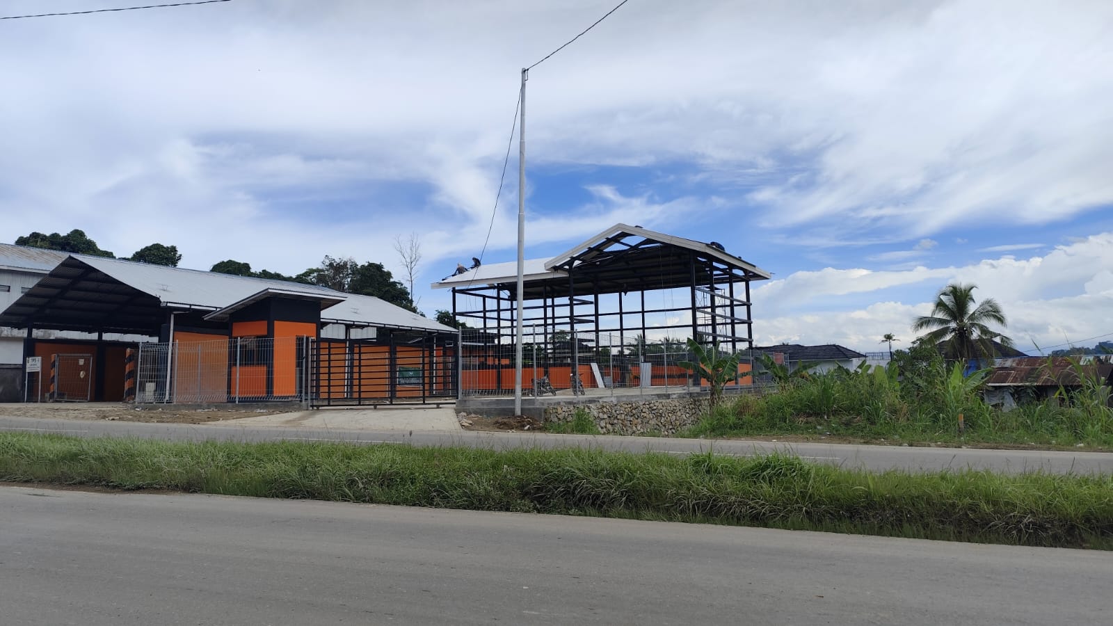 PERLAHAN: Beberapa tukang terlihat memasang atap pada bangunan penunjang insinerator di Jalan Nusyirwan Ismail (ring road 2) Kelurahan Lok Bahu Kecamatan Sungai Kunjang, Kamis (13/11). (DENNY SAPUTRA)