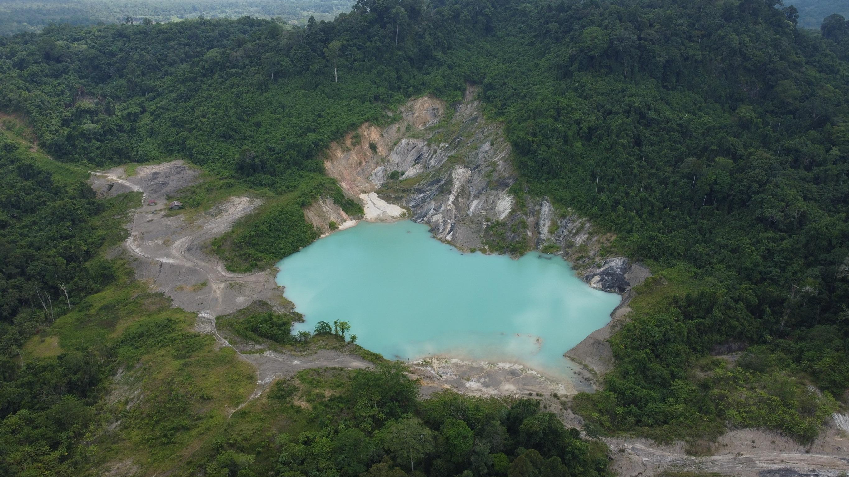 Salah satu lubang tambang yang dihasilkan PT KW di Desa Geleo Asa, Barong Tiongkok, Kutai Barat. ( Foto Jatam Kaltim)