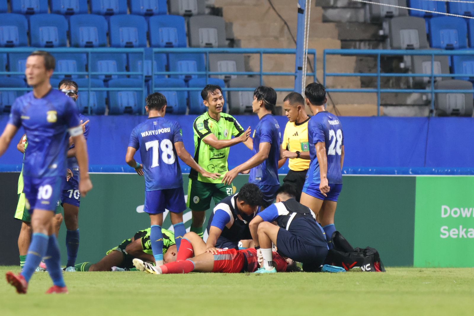 BENTURAN: Insiden usai kiper Persiba Balikpapan Pancar Nur Widiastono berbenturan dengan Tocantins.
