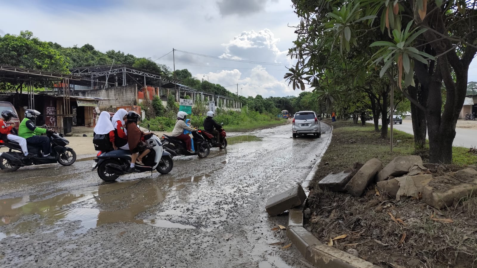BUTUH PERBAIKAN: Kerusakan Jalan HM Ardans (ring road 3) Kecamatan Samarinda Ulu, membuat akses tersebut seperti kubangan lumpur. Namun di sisi lain, ada perbaikan median jalan oleh pemerintah.
