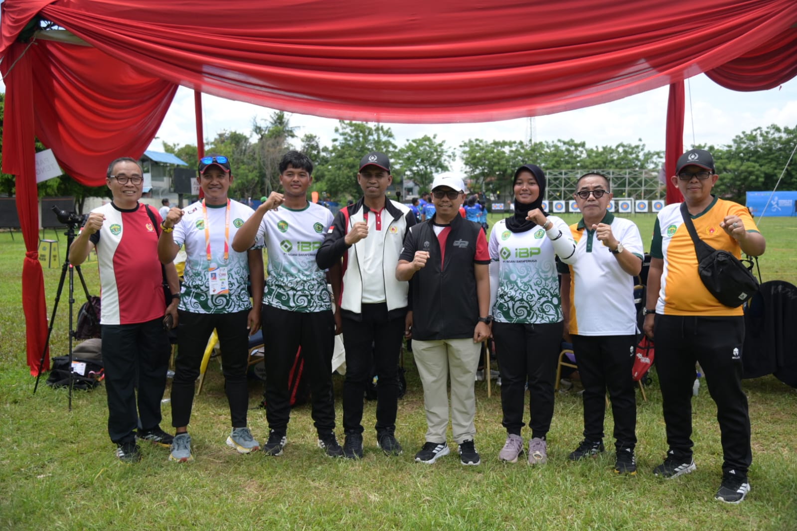 BERANI TEGAS: Sutomo Jabir (empat kiri) saat menyambangi venue panahan Popnas beberapa waktu lalu.