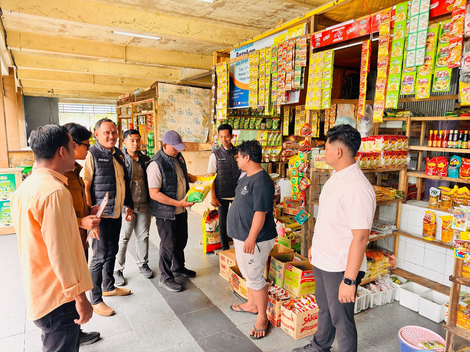 PANTAU: Tim Satgas Pangan Polres PPU  dipimpin  Kasat Reskrim AKP Dian Kusnawan turun langsung ke Pasar Nenang dan Pasar Petung untuk melakukan pemantauan terhadap HET.