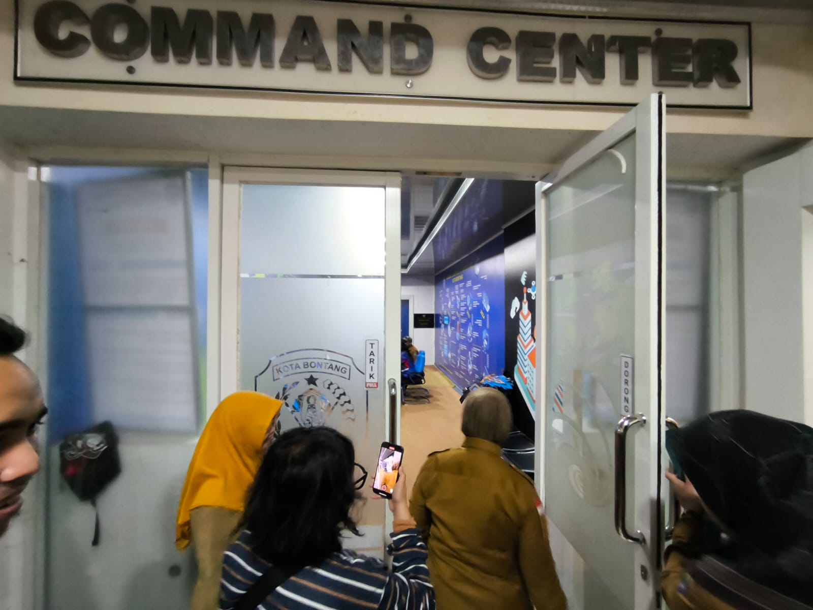 KURANG LAYAK: Kondisi ruangan command center milik Diskominfo dianggap Wali Kota Bontang Neni Moerniaeni.