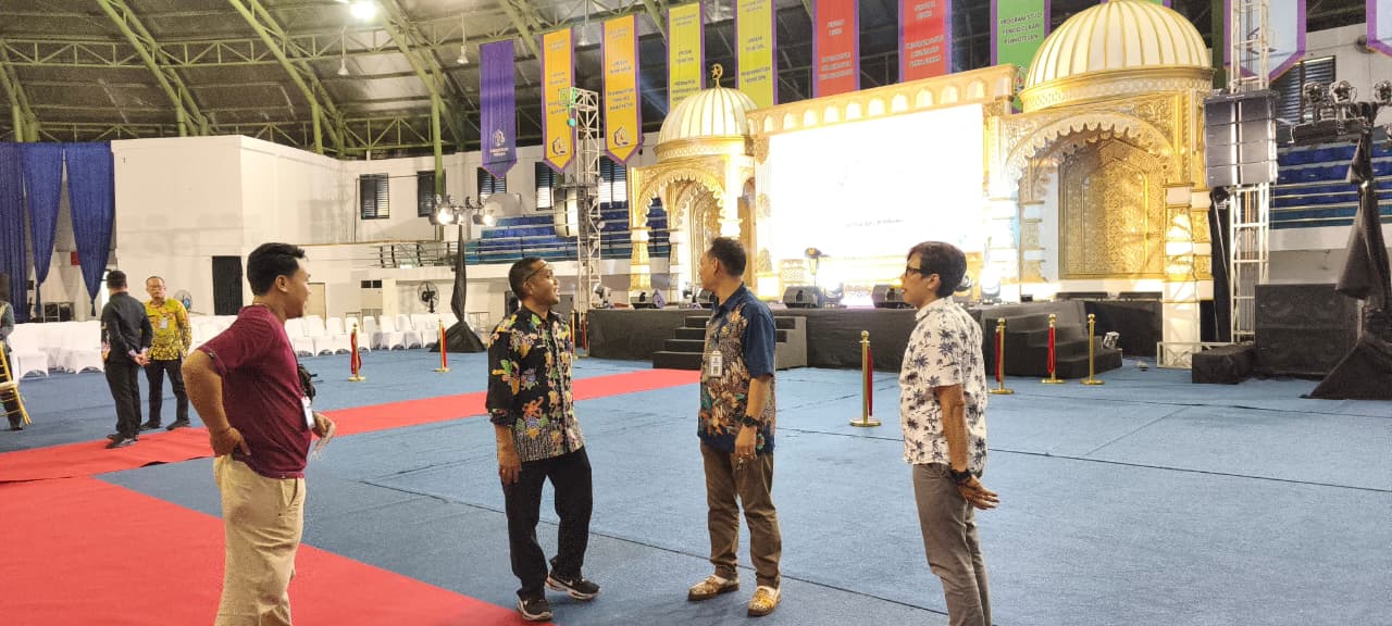 Camat Balikpapan Utara Umar Adi (dua kiri) melihat progres persiapan MTQ ke-53 tingkat Kota Balikpapan di Gedung Workshop Teradu Poltekba.  &nbsp;    &nbsp;