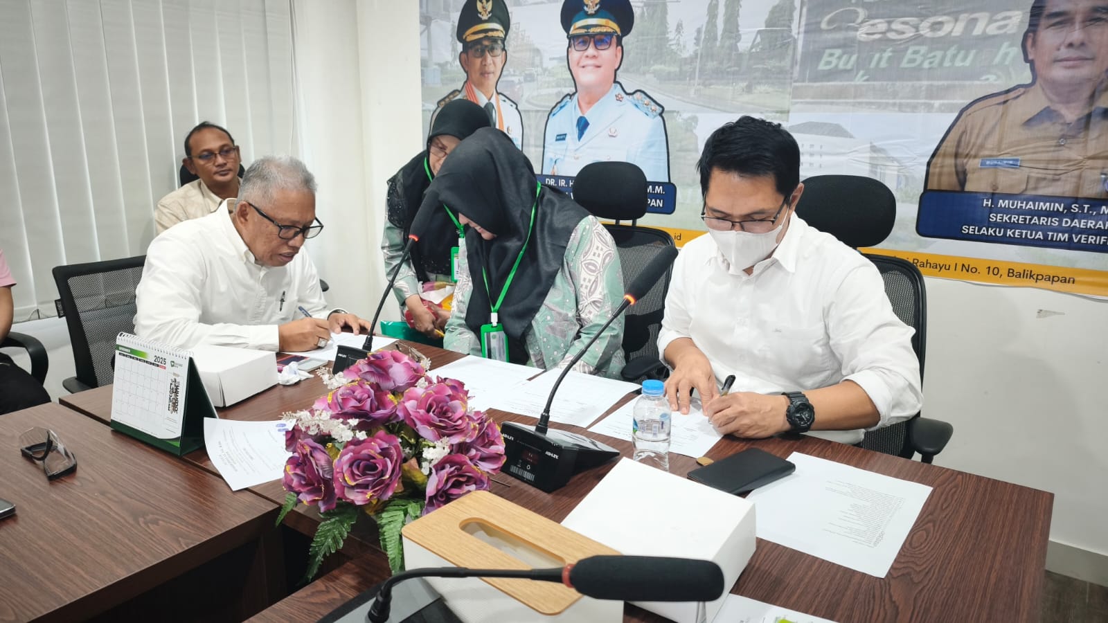 Penyerahan Fasum oleh Perumahan Balikpapan Regency (kiri) kepada Kepala Disperkim Balikpapan Rafiuddin (kanan) mewakili Pemkot Balikpapan.