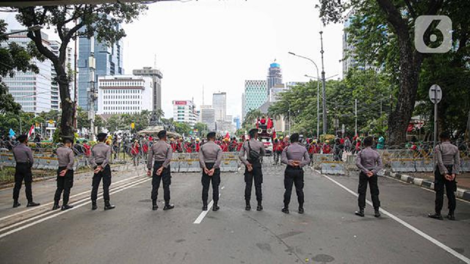 JAGA: Aparat kepolisian saat menjaga momentum aksi unjukrasa di Jakarta Pusat.