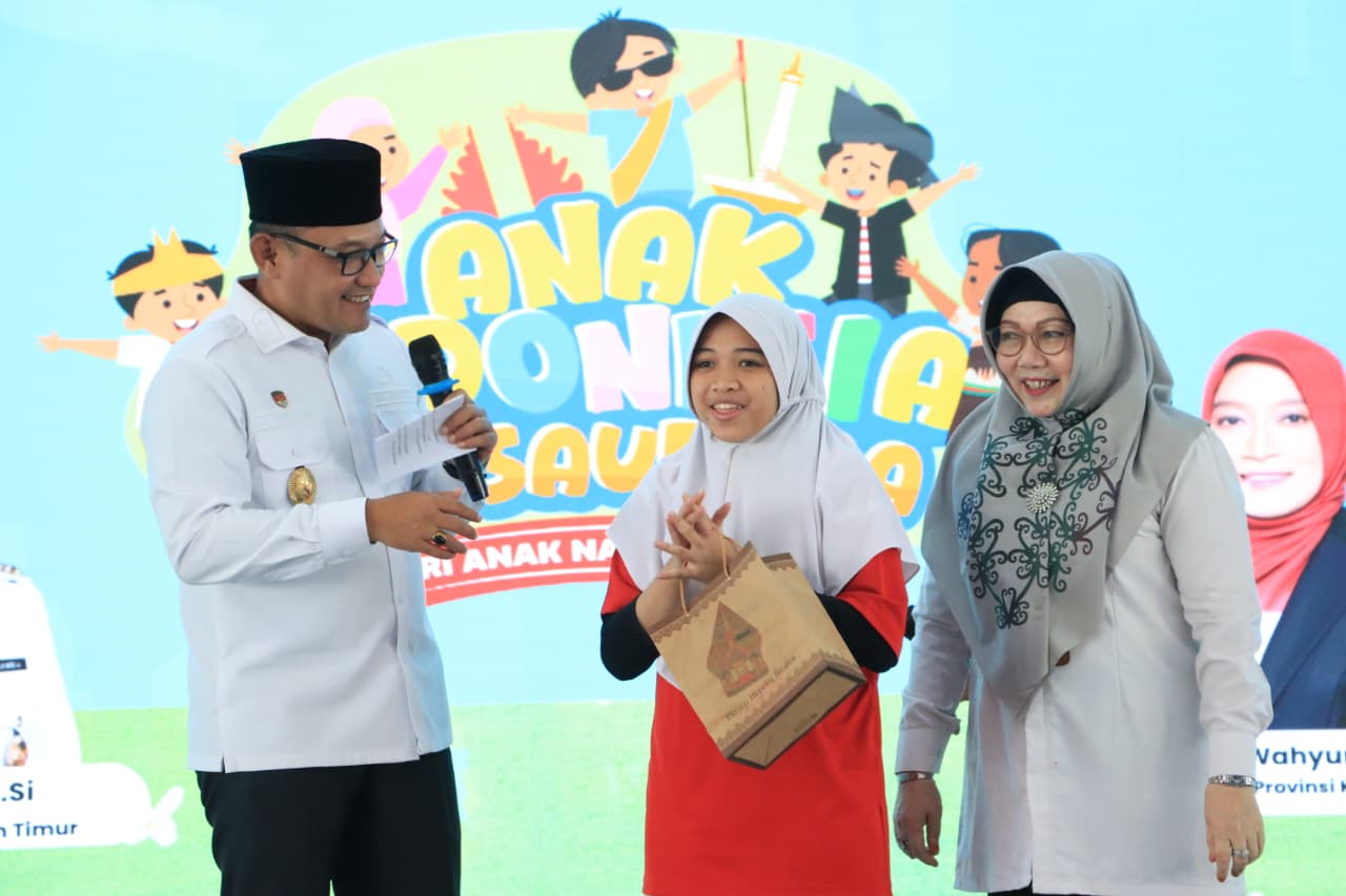 Wagub Seno Aji dan Kepala DP3A Kaltim Noryani Sorayalita dalam rangkaian peringatan HAN.