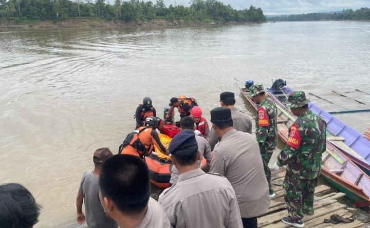 Petugas mengevakuasi korban kapal tenggelam di Muara Leban, Long Iram, Kubar.  &nbsp;