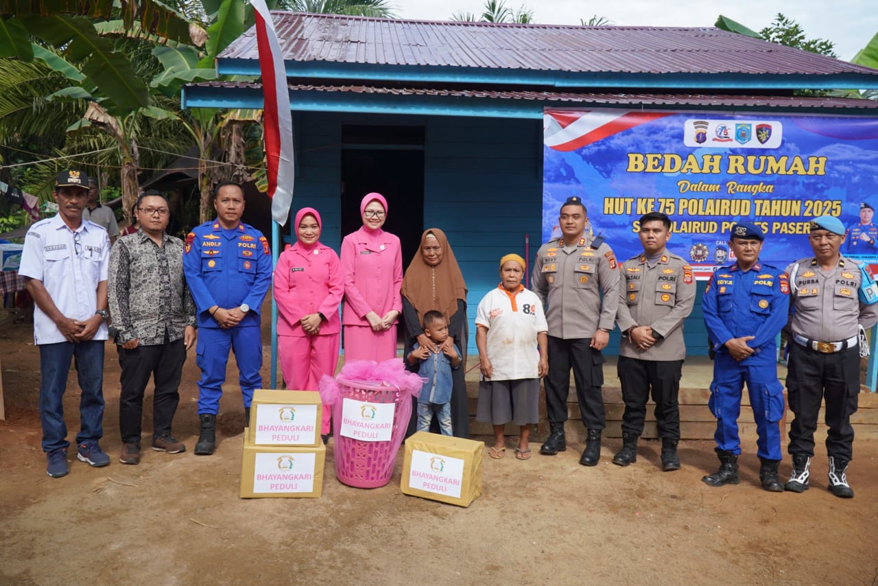 Momen HUT ke-75 Satpolairud dimanfaatkan polisi untuk program sosial berupa bedah rumah.