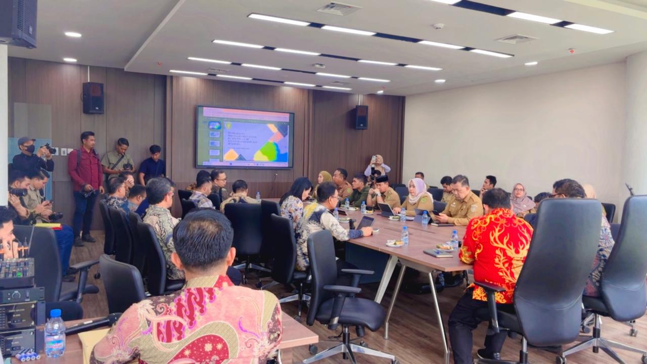 BAHAS: Suasana pertemuan membahas dan mencari solusu atas sengketa tanah TNI-AD dengan warga di IKN.