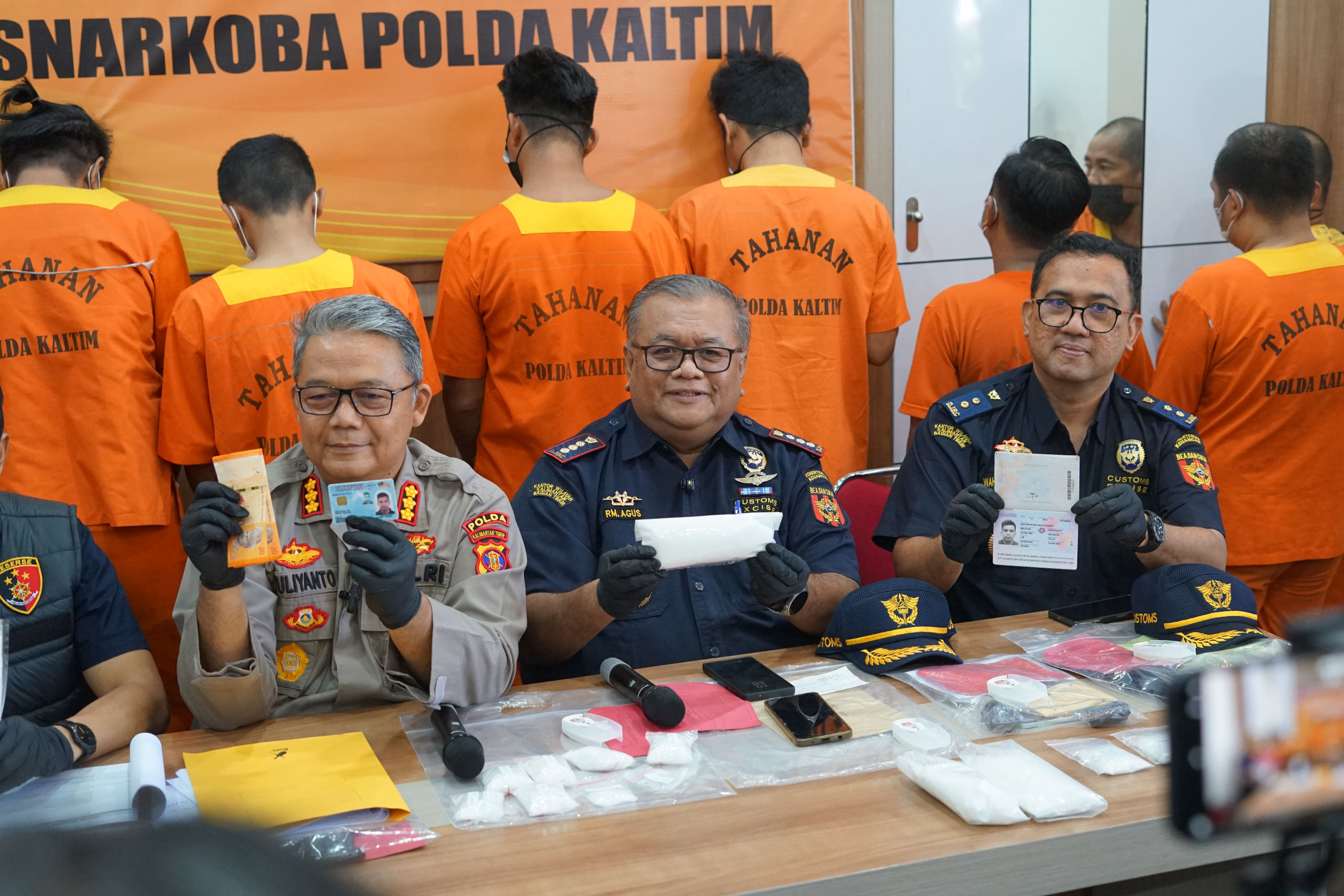 BARANG HARAM: Kepala KPPBC TMP B Balikpapan, RM Agus Ekawidjaja (tengah) menunjukkan kepada awak media sabu yang dimusnahkan.