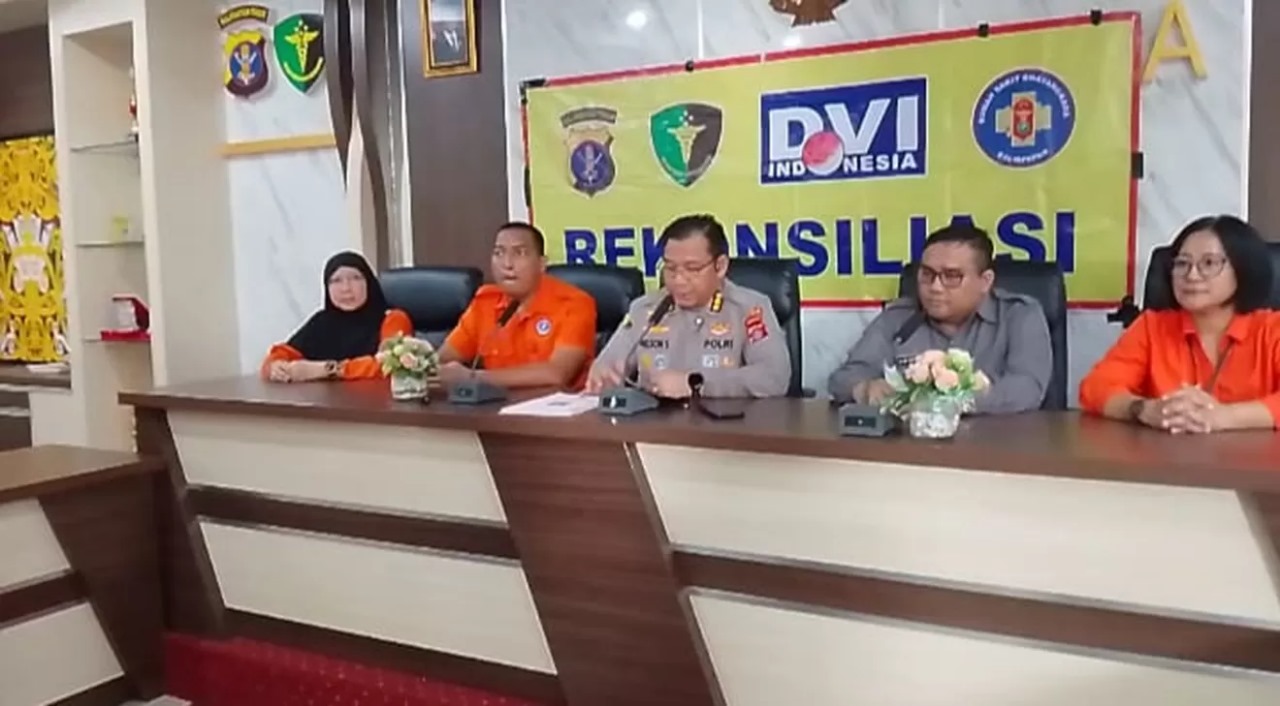 BEBER DATA: Tim medis menjelaskan hasil pemeriksaan dan pencocokan data antemortem serta postmortem, jenazah yang ditemukan di perairan Samboja adalah Khairul Anam.