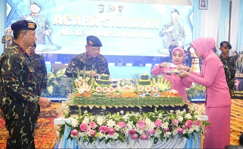 SYUKURAN: Kapolda Kaltim Irjen Pol Endar Priantoro potong tumpeng syukuran HUT Brimob Polri.