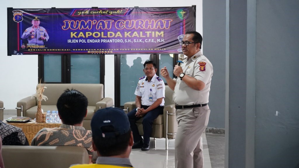 CEK KESEHATAN: Para sopir bus di Terminal Bus Batu Ampar mendapatkan edukasi pentingnya menjaga kesehatan sebelum mengemudi.