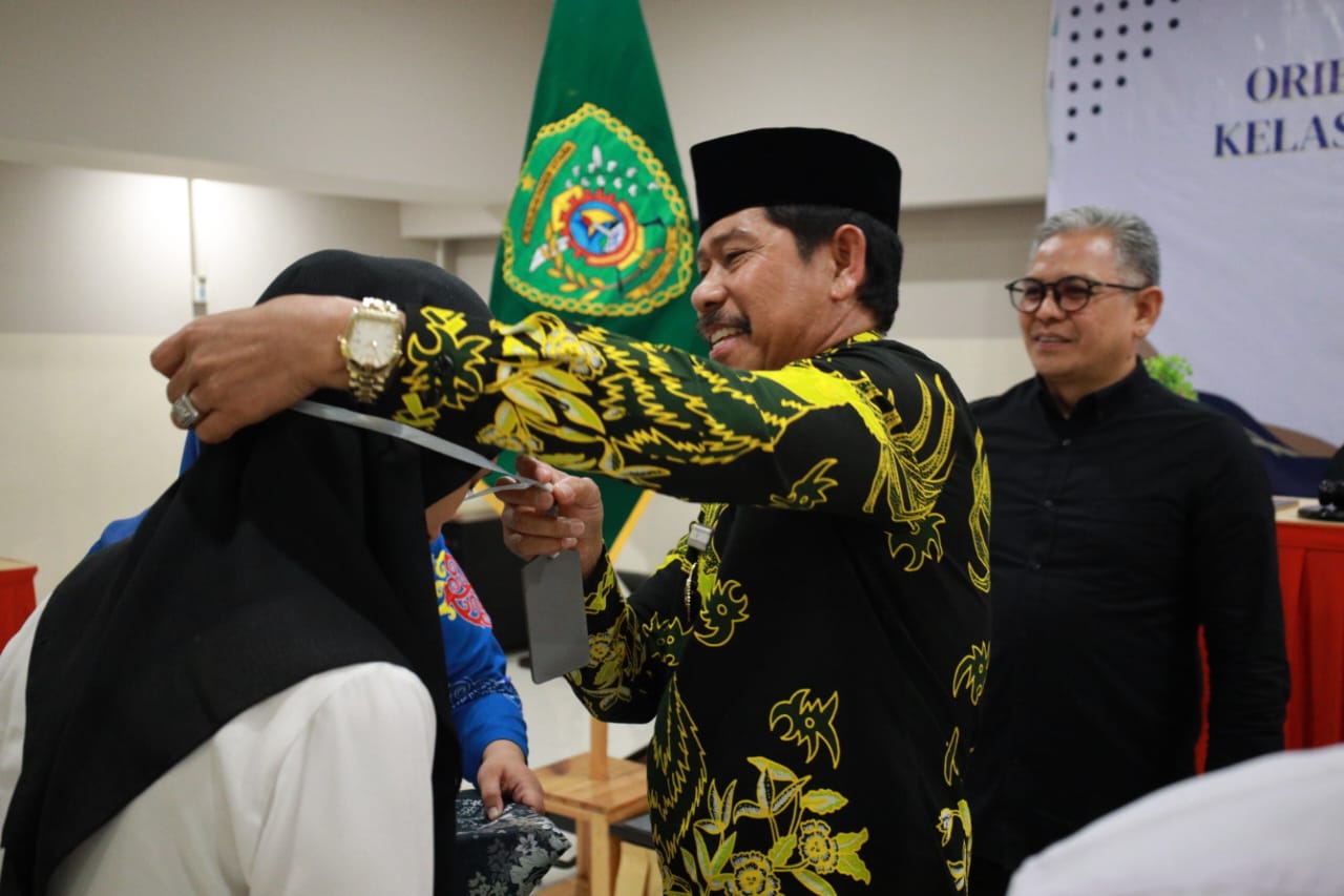 RESMI DITUTUP: Wabup PPU Abdul Waris Muin secara simbolis menutup orientasi PPPK.