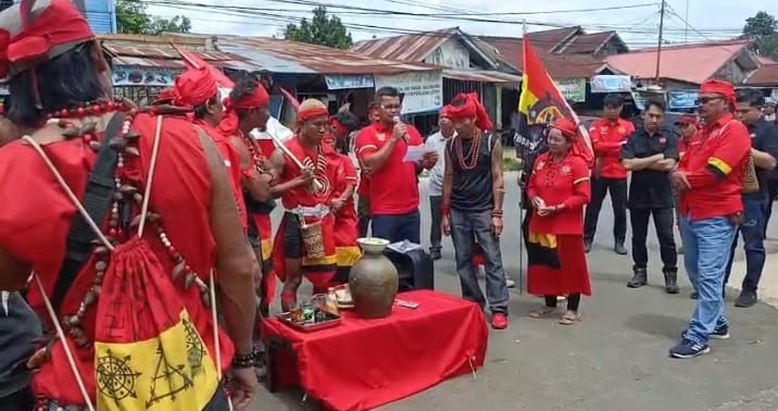 Ormas TBBR saat berorasi di depan Mapolres Kubar, beberapa waktu lalu.
