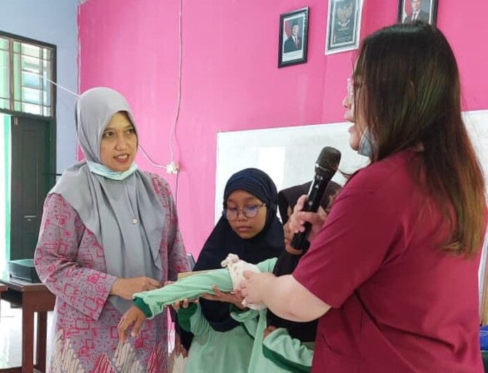 PERAGA: Praktik penanganan luka dengan cara membalutnya diperagakan siswa dengan pendampingan dari Puskesmas Batu Ampar