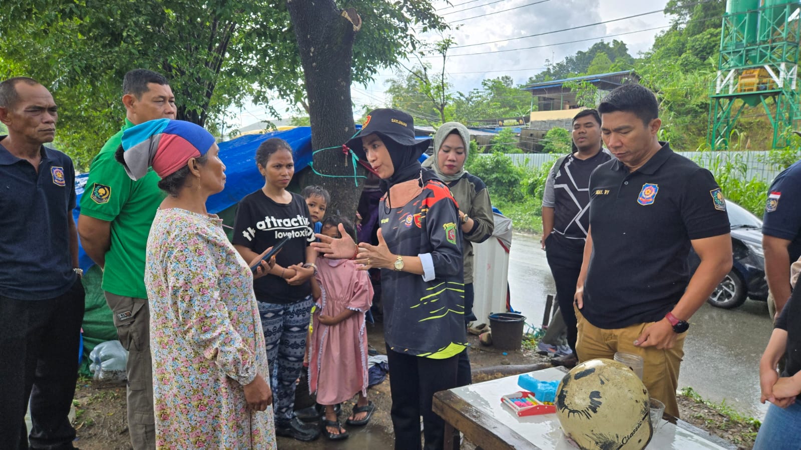 Kepala Satpol PP Samarinda, Anis Siswantini memberikan penjelasan kepada pihak pemilik gubuk di median Ringroad 3 yang hendak ditertibkan.  &nbsp;  &nbsp;