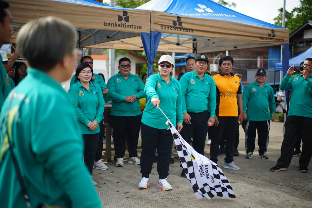 Bupati Mahulu Angela Idang Belawan melepas peserta jalan santai pada perayaan Hari Kesehatan Nasional di lapangan cor Ujoh Bilang, Jumat (14/11).