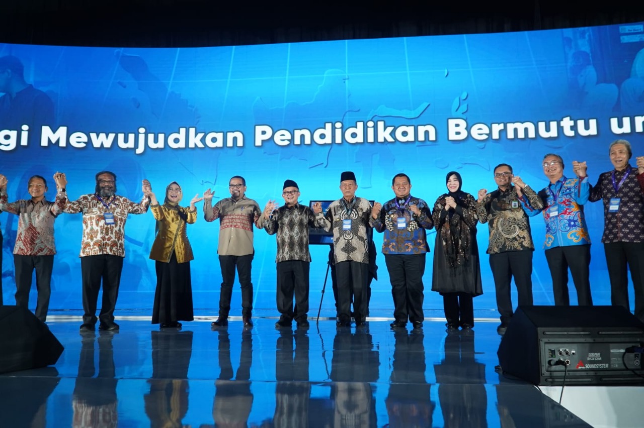 MAJUKAN PENDIDIKAN: Mudyat Noor (kelima kanan) bergandengan tangan dengan kepala daerah lain dan Mendikdasmen Abdul Mu&rsquo;ti (kelima kiri).