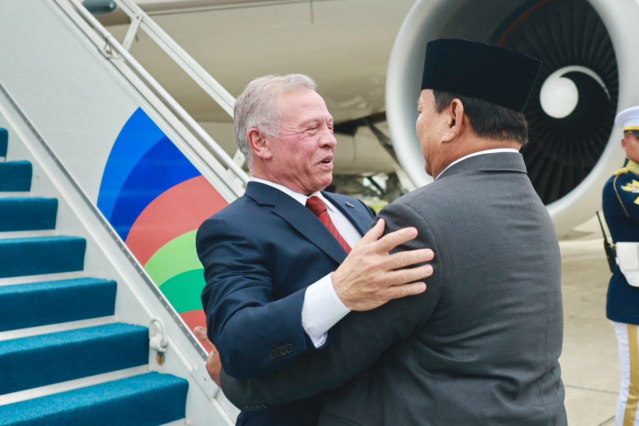Prabowo menyambut Raja Abdullah II bin Al Hussein dalam kunjungan kenegaraan beliau di Indonesia.