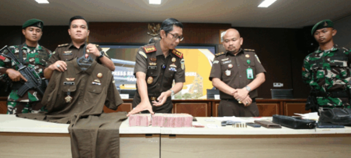 Barang bukti berupa uang, senjata api dan baju dinas berhasil diamankan Kejaksaan Agung. (FOTO: IST)