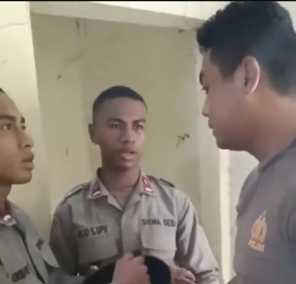 Tangkapan layar memperlihatkan dua siswa SPN Kupang berdiri berhadapan dengan Bripda TT sebelum insiden kekerasan terjadi.