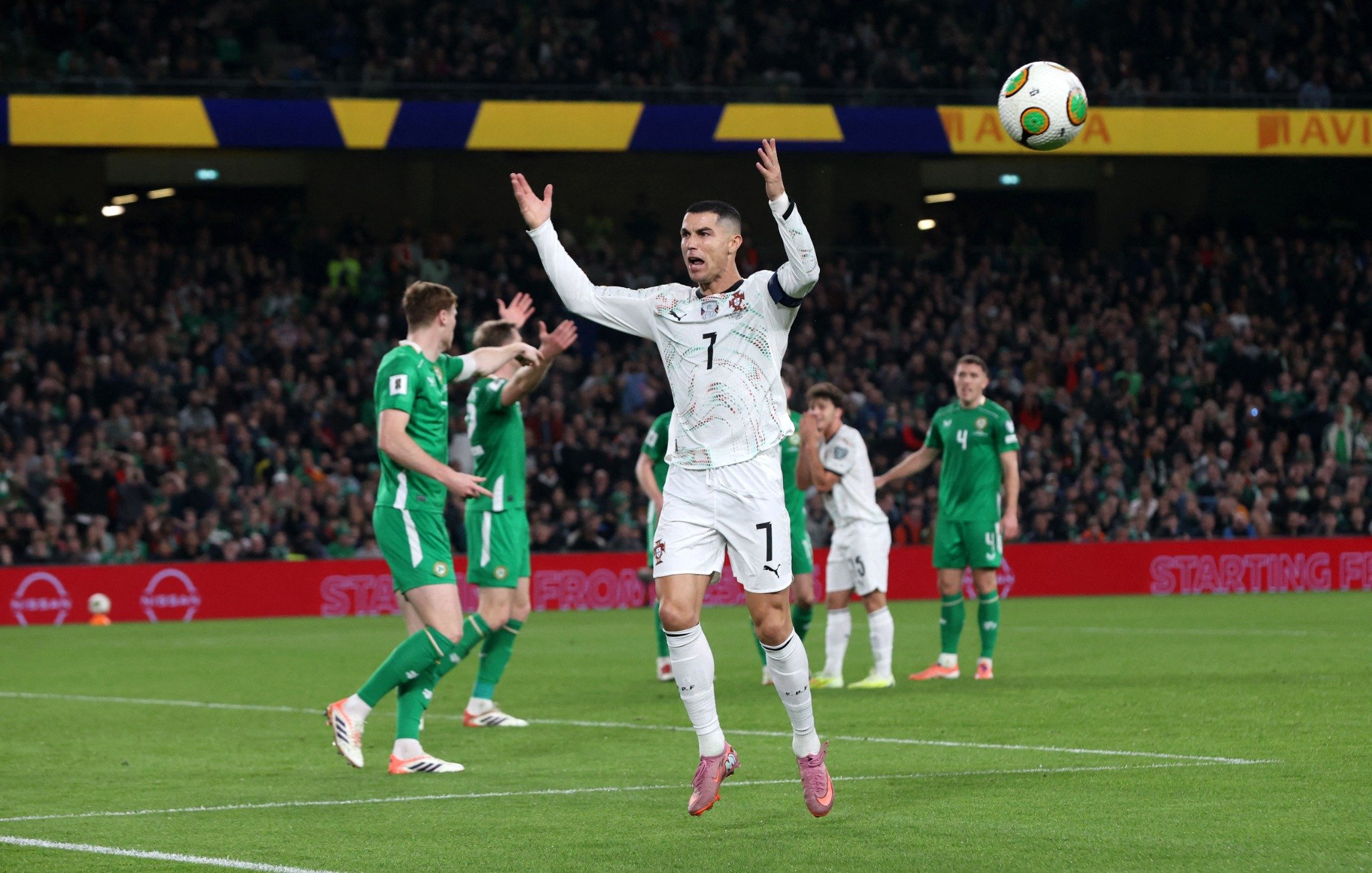 Kapten Portugal Cristiano Ronaldo menerima kartu merah saat melawan Irlandia (14/11) sehingga absen dalam laga terakhir kualifikasi Piala Dunia 2026 kontra Armenia (16/11).