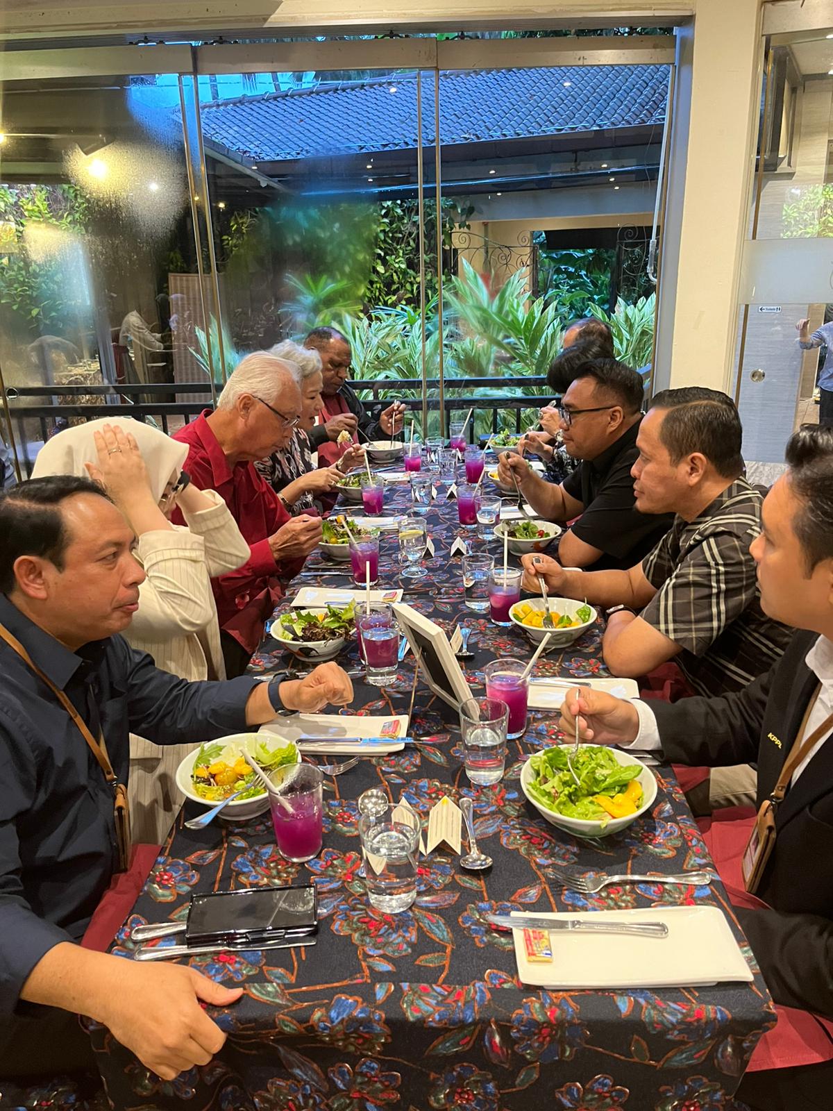 Bupati Kutai Kartanegara Aulia Rahman Basri (ketiga dari kanan) menghadiri makan malam bersama mantan Perdana Menteri Singapura Goh Chok Tong (ketiga dari kiri) di Singapura,  Kamis, 13 November.