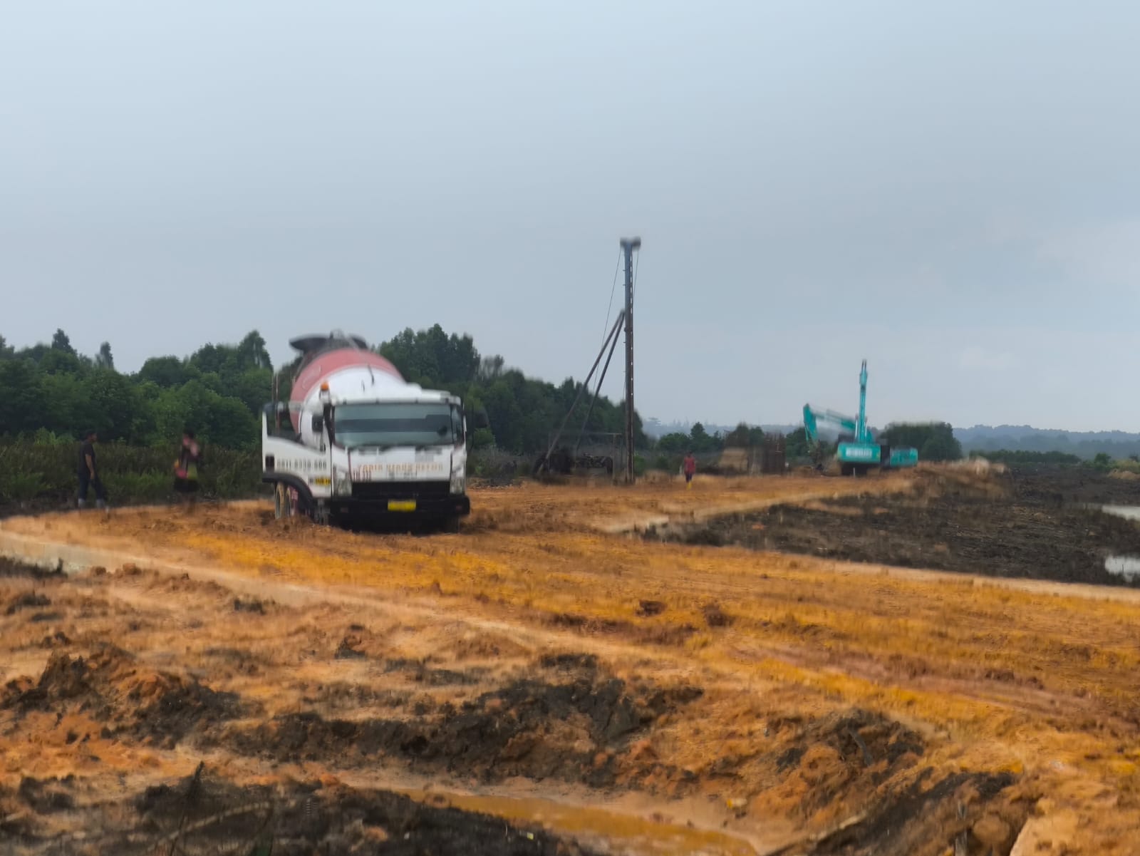 MASIH DIKERJAKAN: Kendaraan berat masih lalu-lalang untuk menyuplai material penimbunan diakses Dewi Sartika.