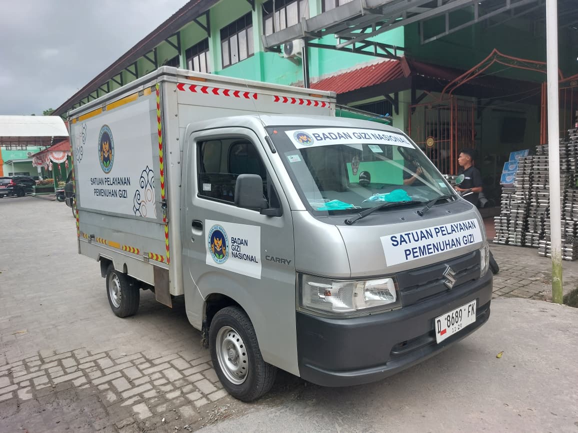 DINANTIKAN SISWA: Proses distribusi MBG di SMK 3 Balikpapan.