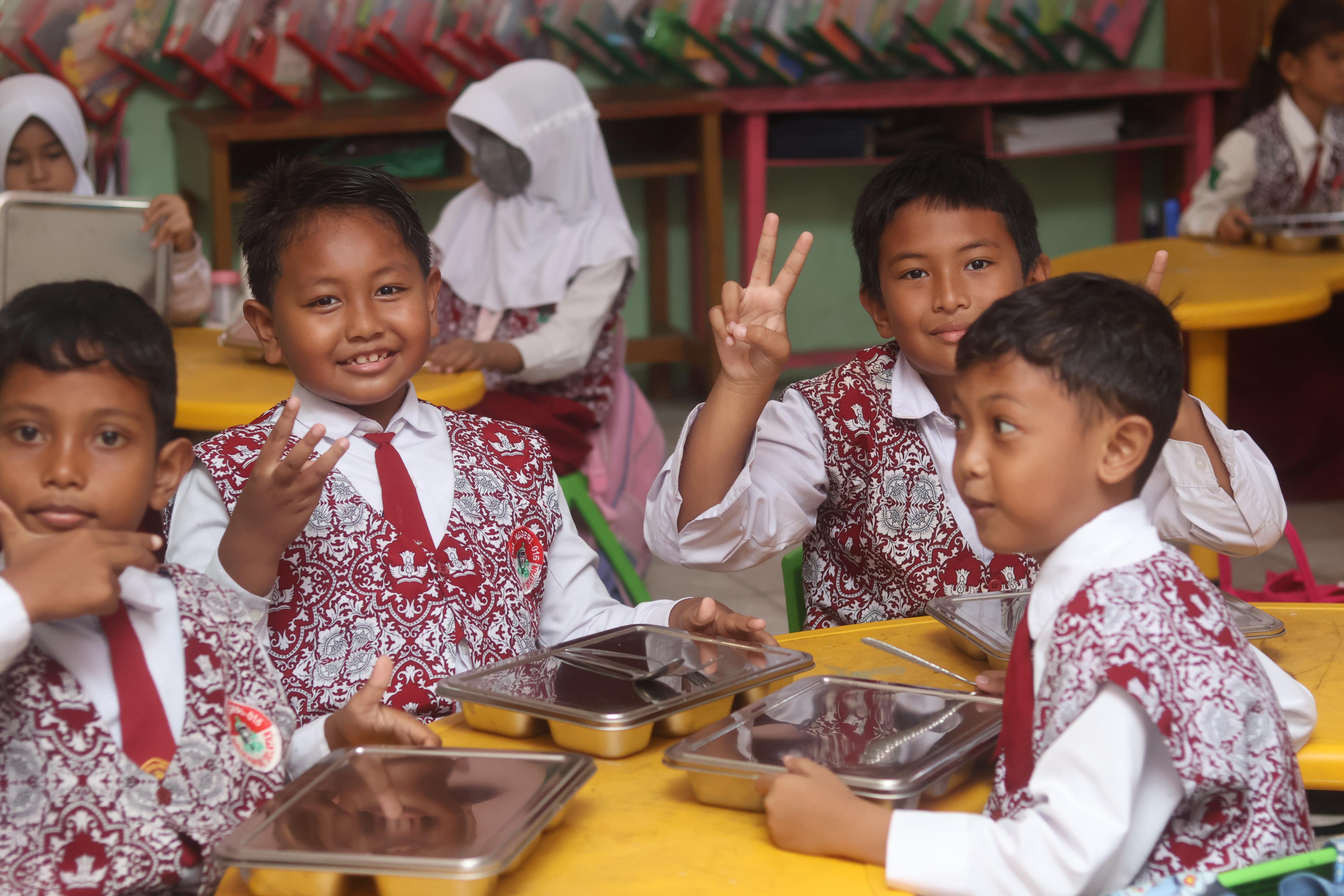 PERDANA: Siswa menyantap distribusi MBG saat launching perdana di SD 015 Balikpapan Selatan Februari 2025.