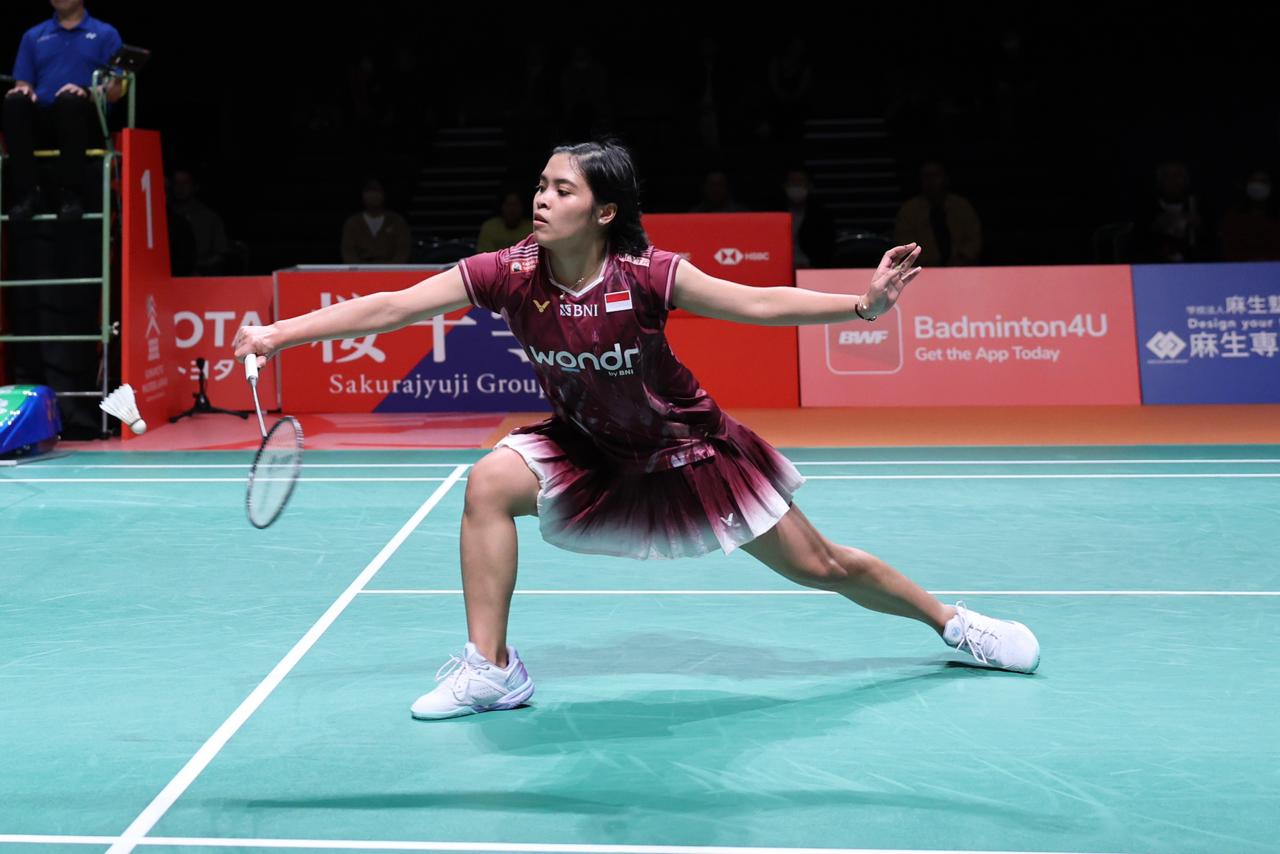 Gregoria Mariska Tunjung meladeni permainan net Asuka Takahashi pada laga perempatfinal Kamis (14/11/2025).